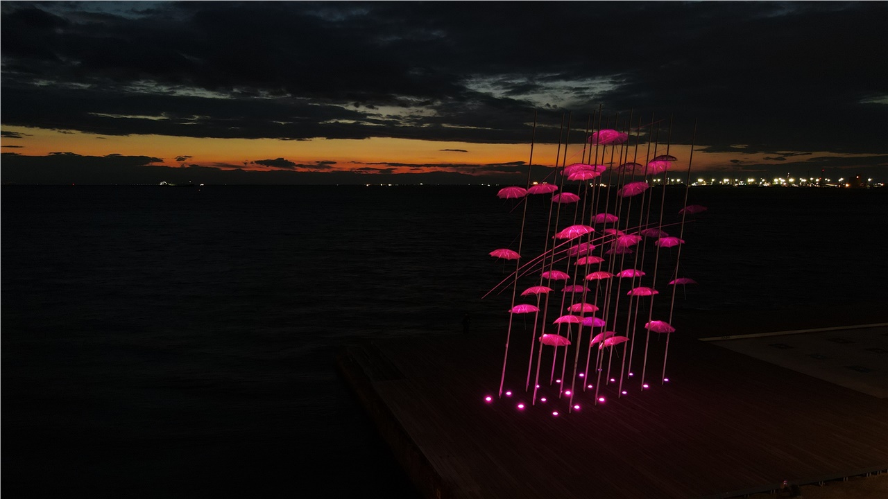 Ροζ φωτίστηκαν οι Ομπρέλες σε Θεσσαλονίκη και Παλαιό Ψυχικό στο...