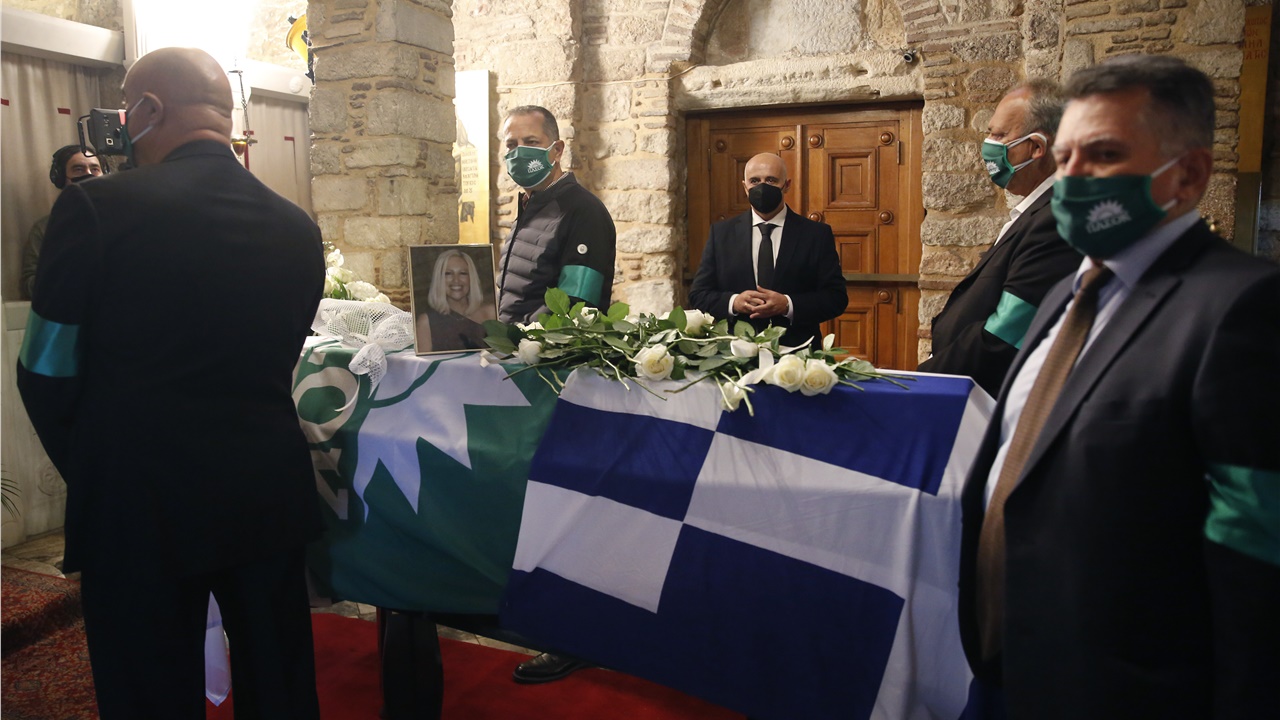 Φώφη Γεννηματά: Πλήθος κόσμου στη Μητρόπολη για το λαϊκό προσκύνημα