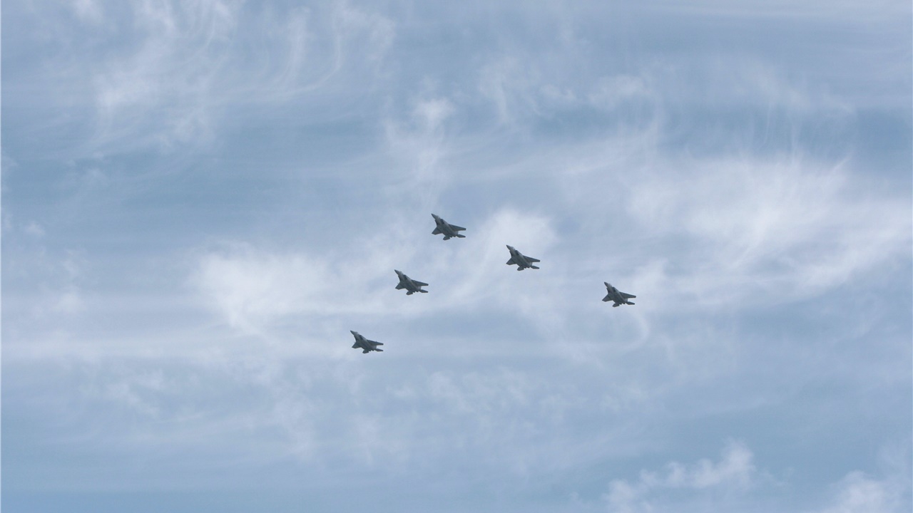 Με Spitfire, F-16 και ρίψεις αλεξιπτωτιστών η παρέλαση για την...