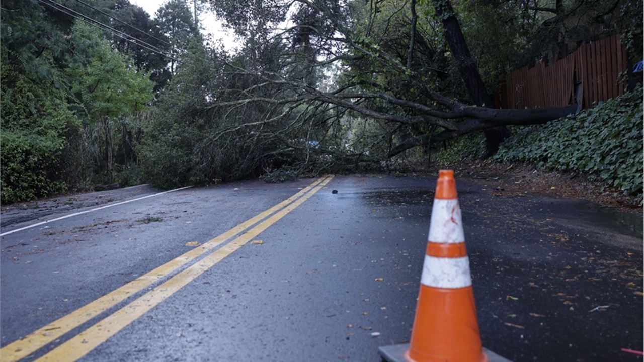 Περισσότερα από 600.000 νοικοκυριά χωρίς ηλεκτρικό ρεύμα στις...