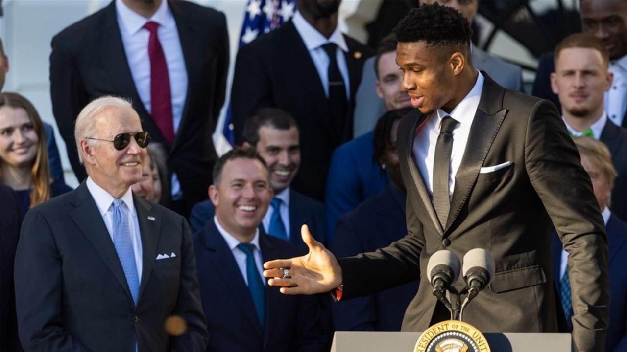 Η αποθέωση του Προέδρου Τζο Μπάιντεν προς τον Αντετοκούνμπο:...