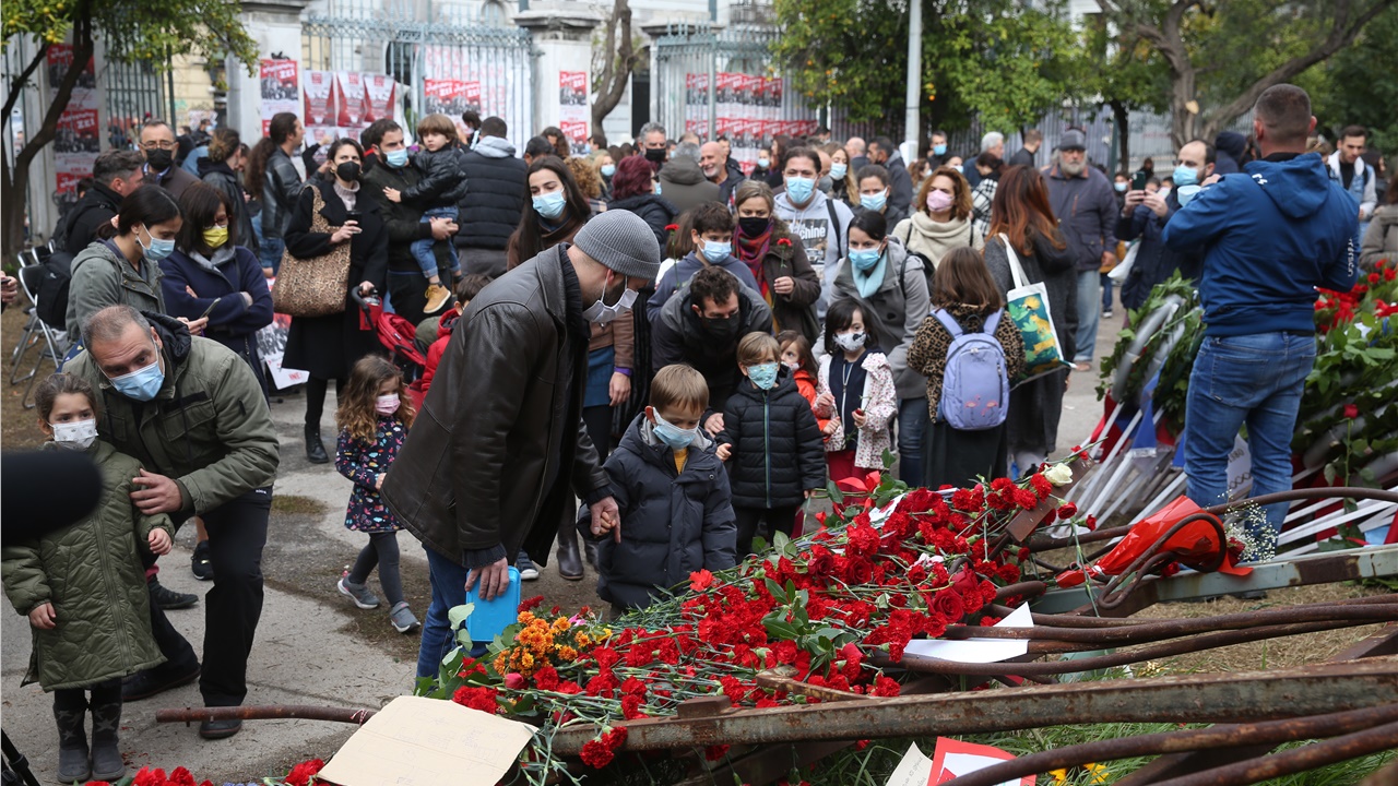 Επέτειος Πολυτεχνείου: Φόρος τιμής στους αγωνιστές από πλήθος...