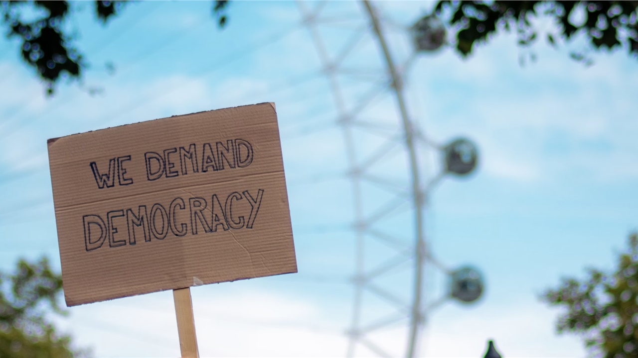 Για οπισθοδρόμηση της δημοκρατίας με ρυθμούς ρεκόρ προειδοποιεί...