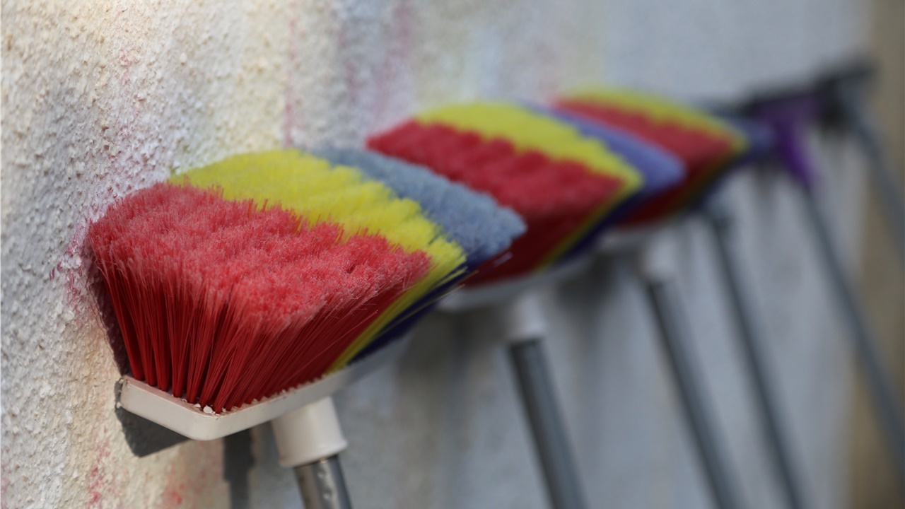 Ξεσκονίστε, σκουπίστε, σφουγγαρίστε - Οι δουλειές του νοικοκυριού...