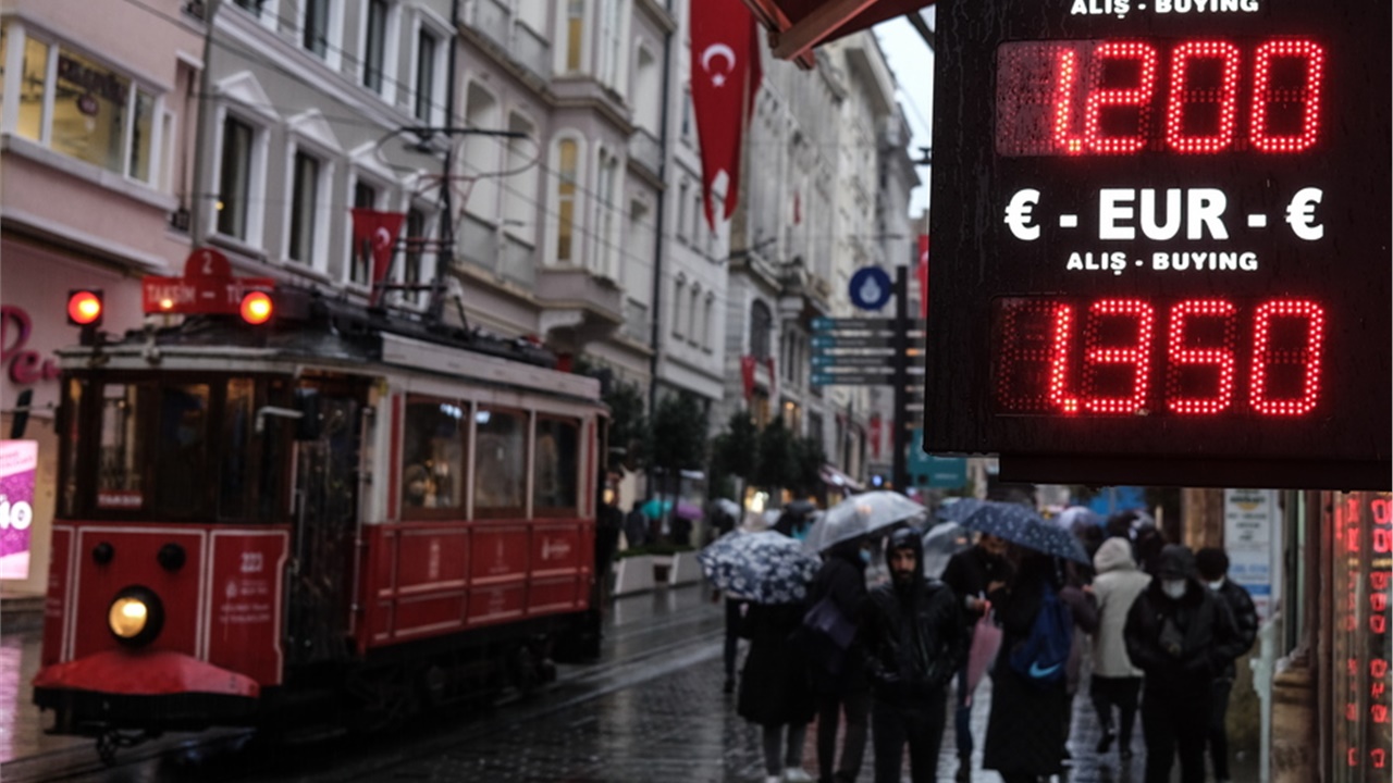 Τουρκία: Κατακρημνίζεται η λίρα, σημειώνοντας βουτιά 15%