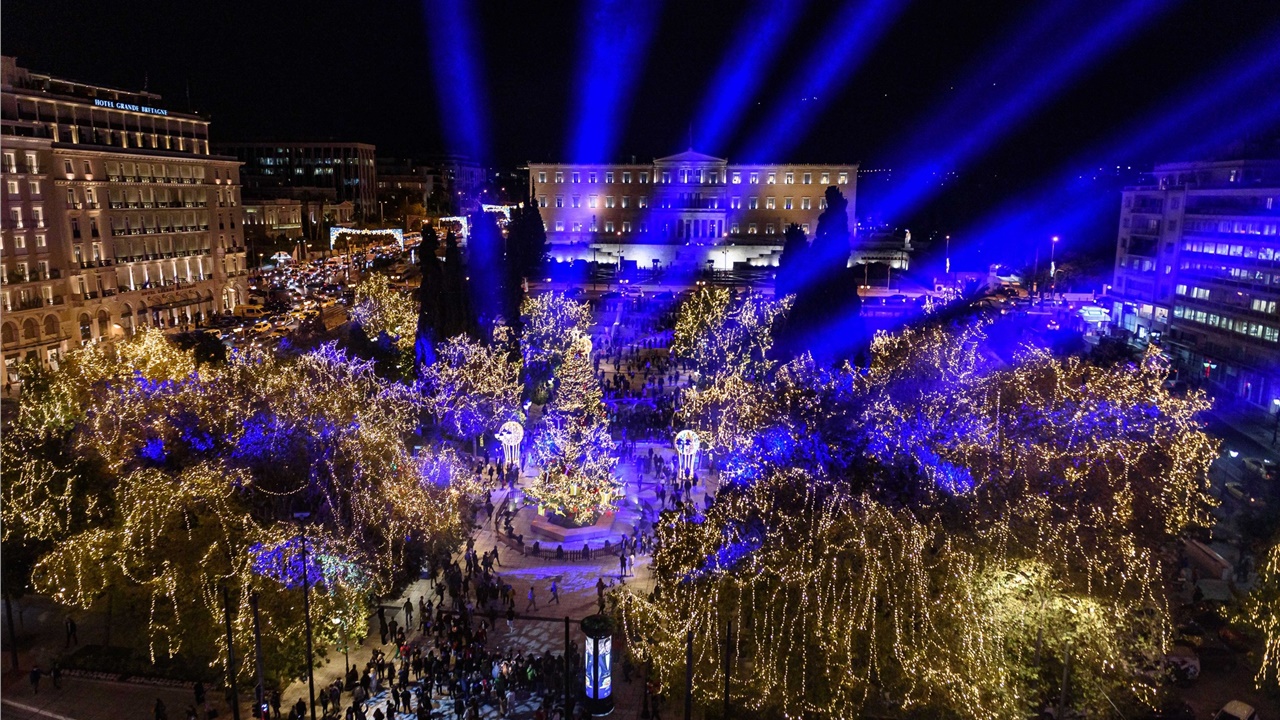Βίντεο: Φωταγωγήθηκε το Χριστουγεννιάτικο δέντρο στην Πλατεία...