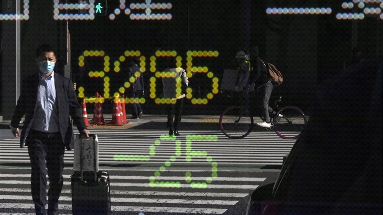 Μεγάλη πτώση στα χρηματιστήρια και την τιμή του πετρελαίου λόγω...