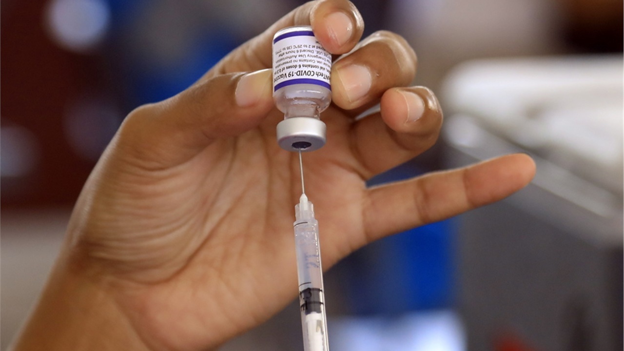 Όμικρον: Τα εμβόλια μάλλον είναι λιγότερο αποτελεσματικά έναντι...