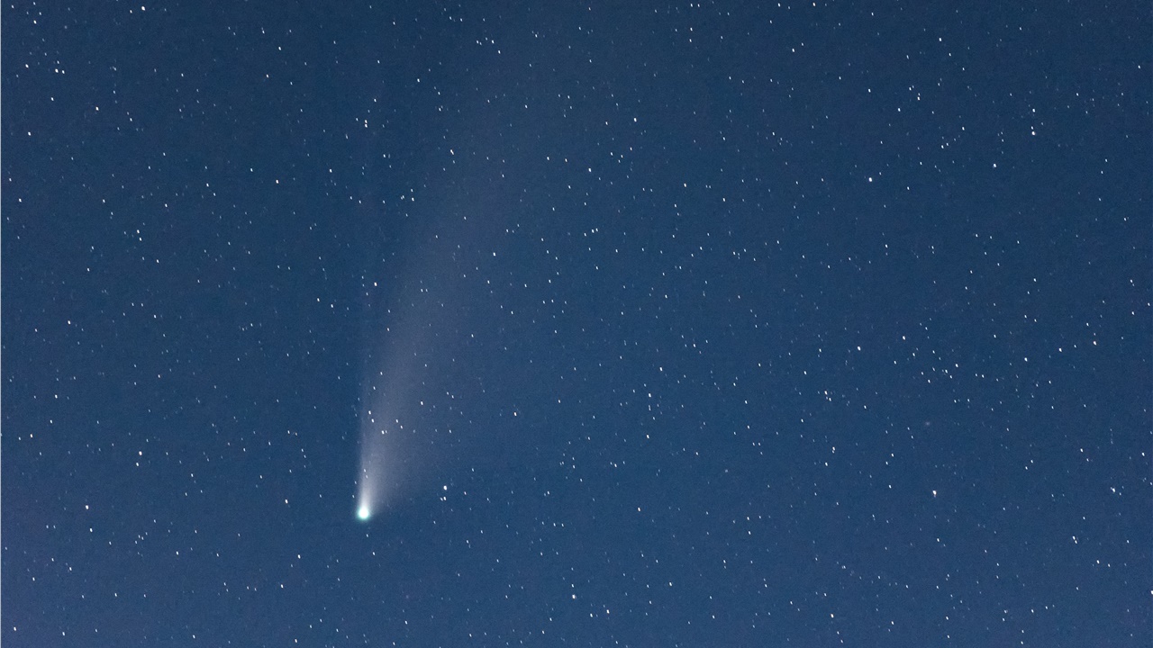 Ο φωτεινός κομήτης Λέοναρντ που πλησιάζει τη Γη θα διασχίσει...