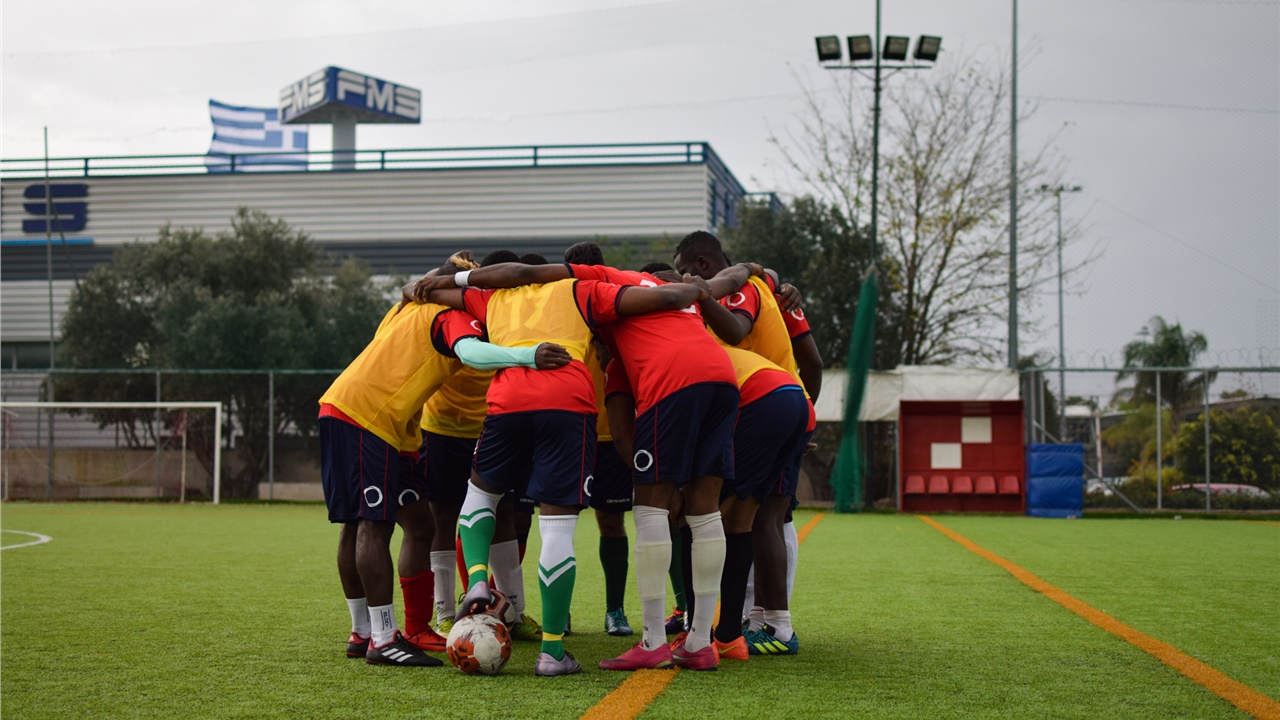 Πρόσφυγες και αστυνομικοί σπάνε τα στερεότυπα και συναντώνται...
