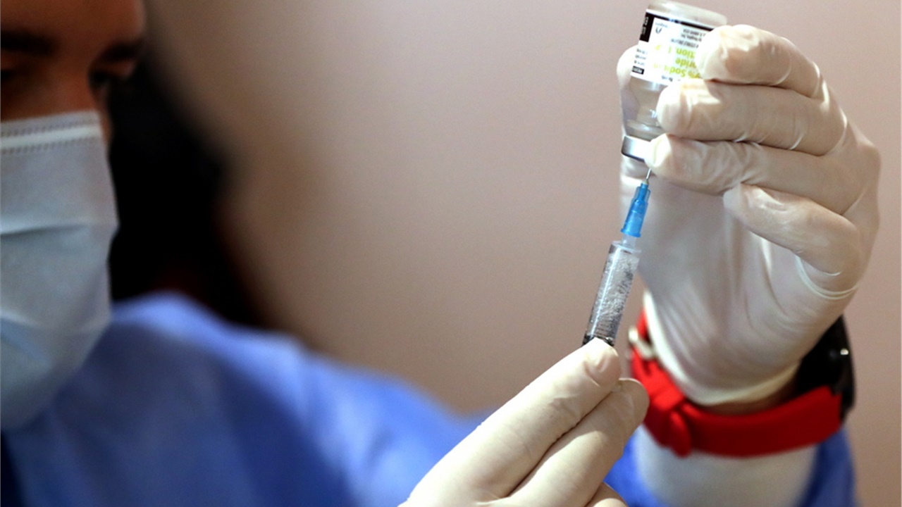 Η Όμικρον μειώνει την αποτελεσματικότητα των εμβολίων - Απολύτως...