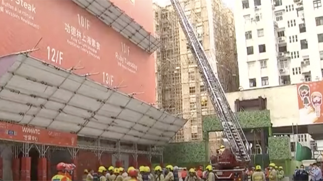 Χονγκ Κονγκ: Περίπου 350 άνθρωποι παγιδεύτηκαν στη στέγη κτιρίου...