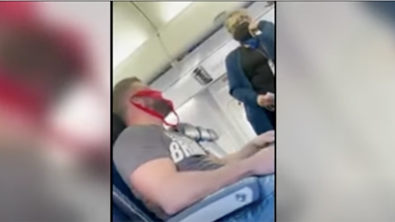 ΗΠΑ: Η United Airlines κατέβασε από αεροσκάφος επιβάτη που επέμενε...