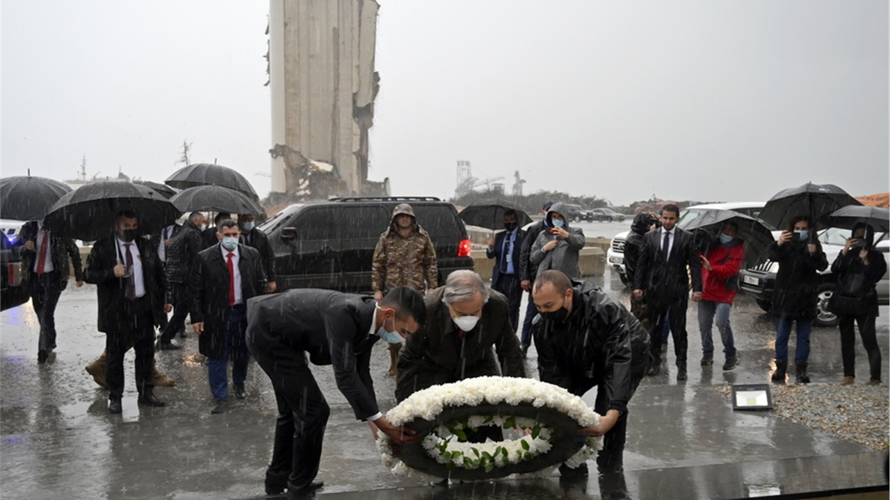 Βηρυτός: Στεφάνι στο μνημείο των θυμάτων της έκρηξης του 2020...