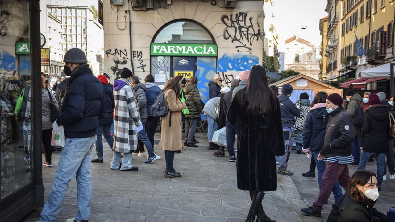 Η Ευρώπη εξετάζει την επιβολή περιορισμών για τα Χριστούγεννα...