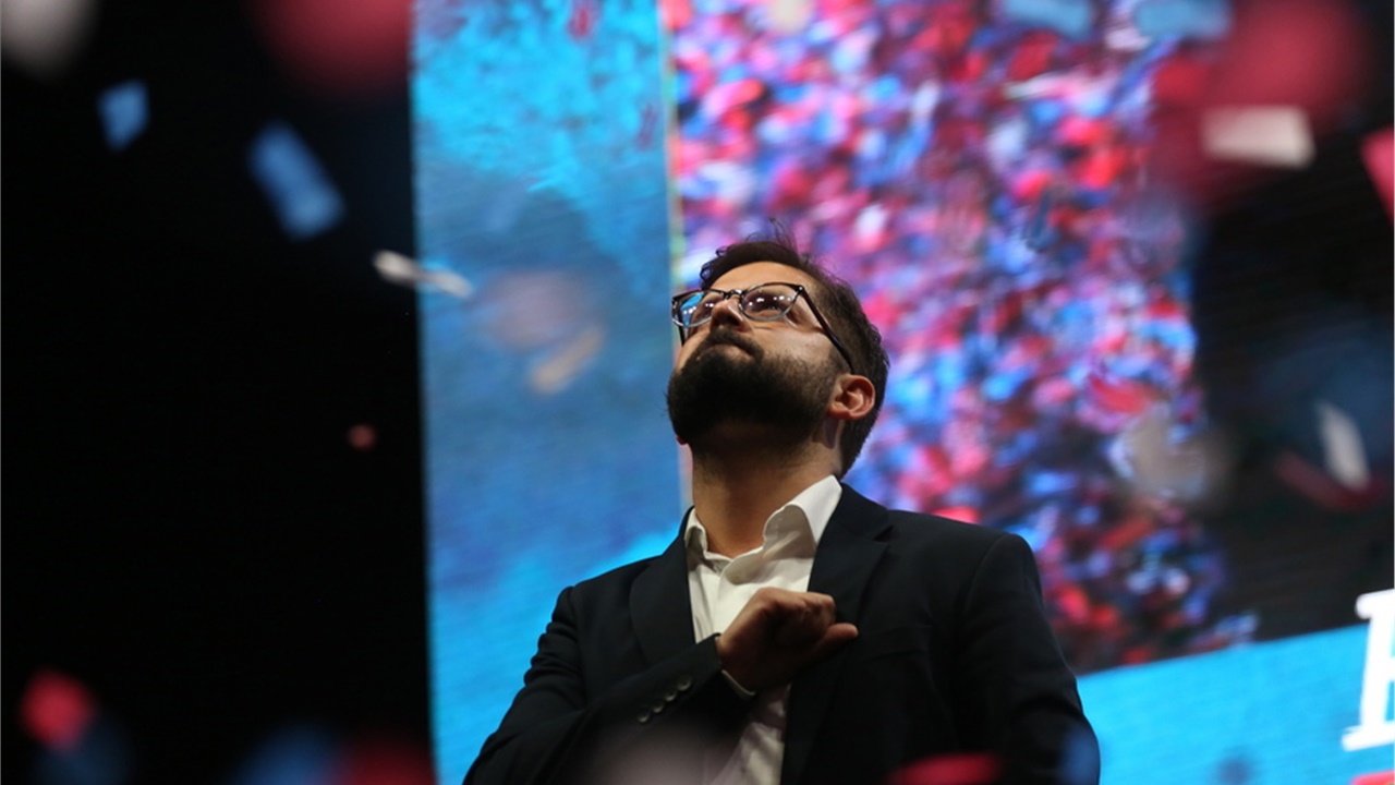 Προεδρικές εκλογές στη Χιλή: Ο 35χρονος υποψήφιος της αριστεράς Γκαμπριέλ Μπόριτς επικράτησε στον δεύτερο γύρο