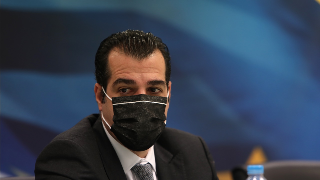 Βουλή: Ο Θάνος Πλεύρης επιβεβαίωσε την επιβολή περιοριστικών...