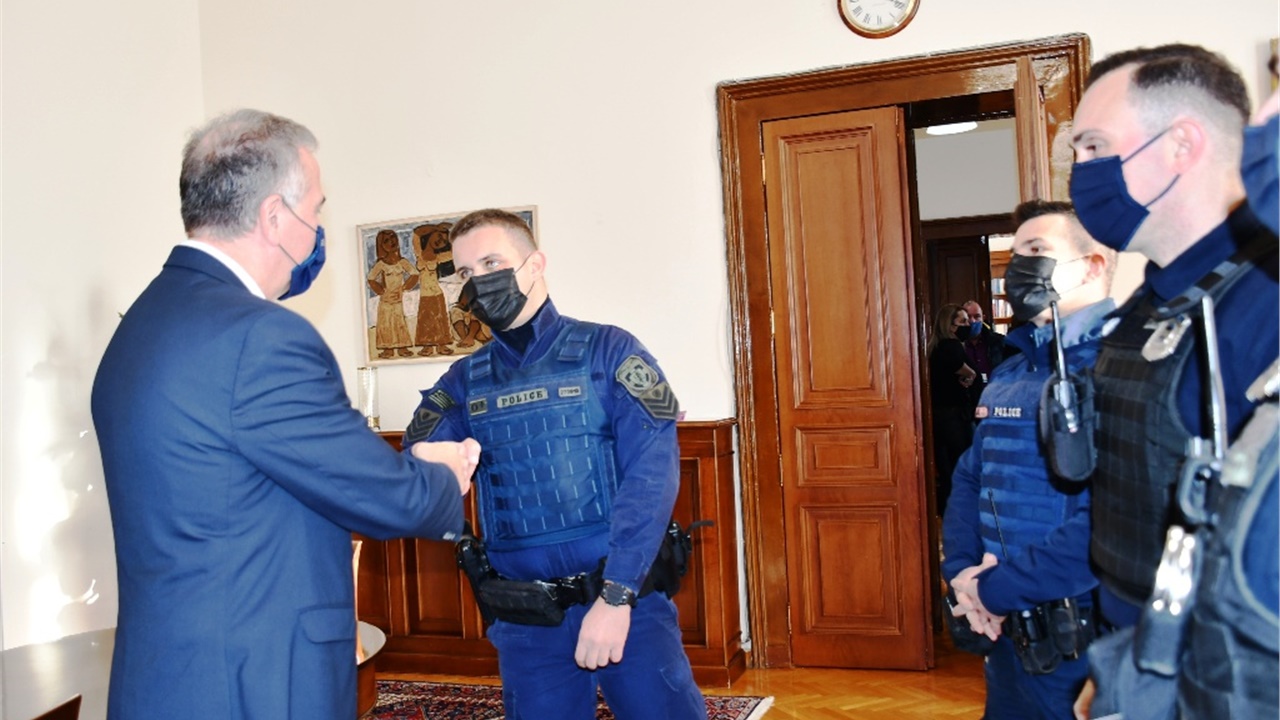 Τους τέσσερις αστυνομικούς που απέτρεψαν γυναικοκτονία συνάντησε...