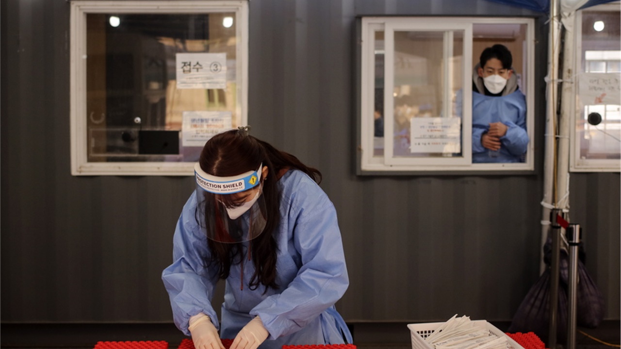 Covid-19: Το ποσοστό των νοσηλειών εξαιτίας της Όμικρον είναι...