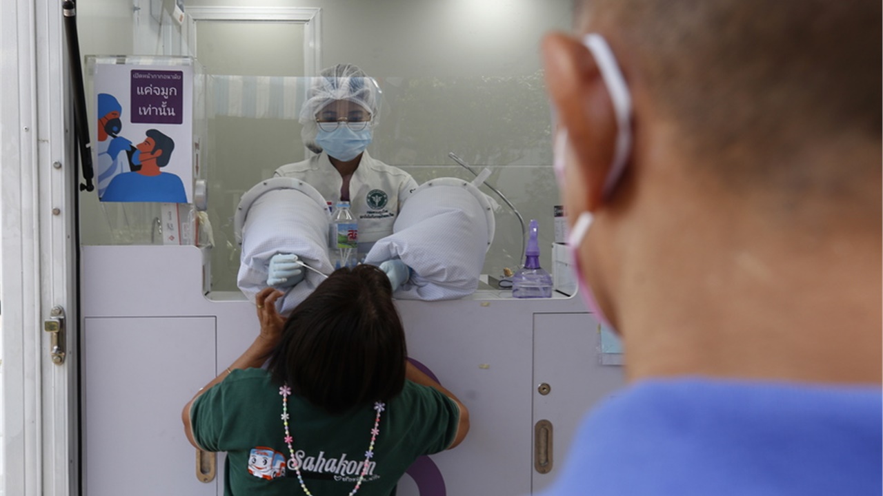 Η Όμικρον σαρώνει όλο τον κόσμο - Ρεκόρ κρουσμάτων, επαναφορά...