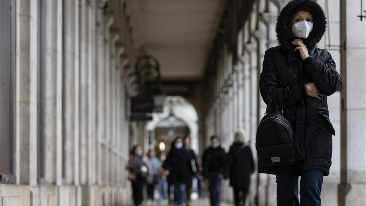 Νέο ρεκόρ κρουσμάτων στη Γαλλία, με πάνω από 200.000 νέες μολύνσεις...