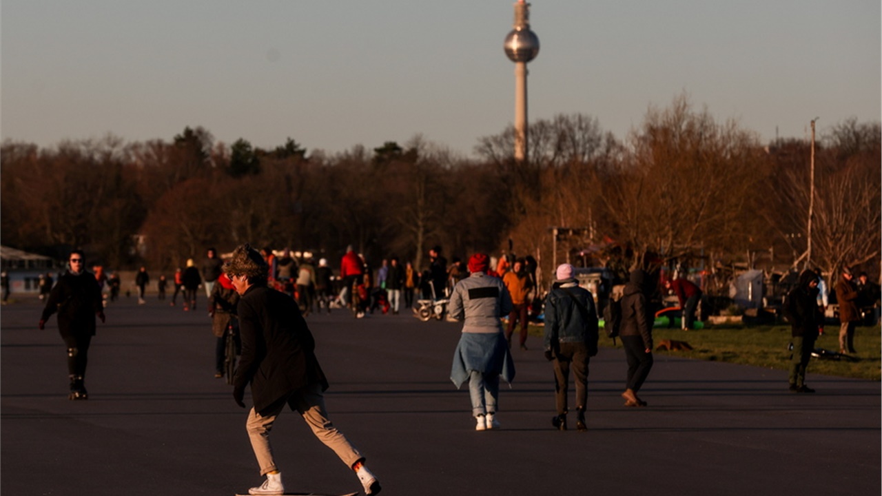 Γερμανία: Είσοδος στην εστίαση μόνο για όσους έχουν λάβει ενισχυτική...