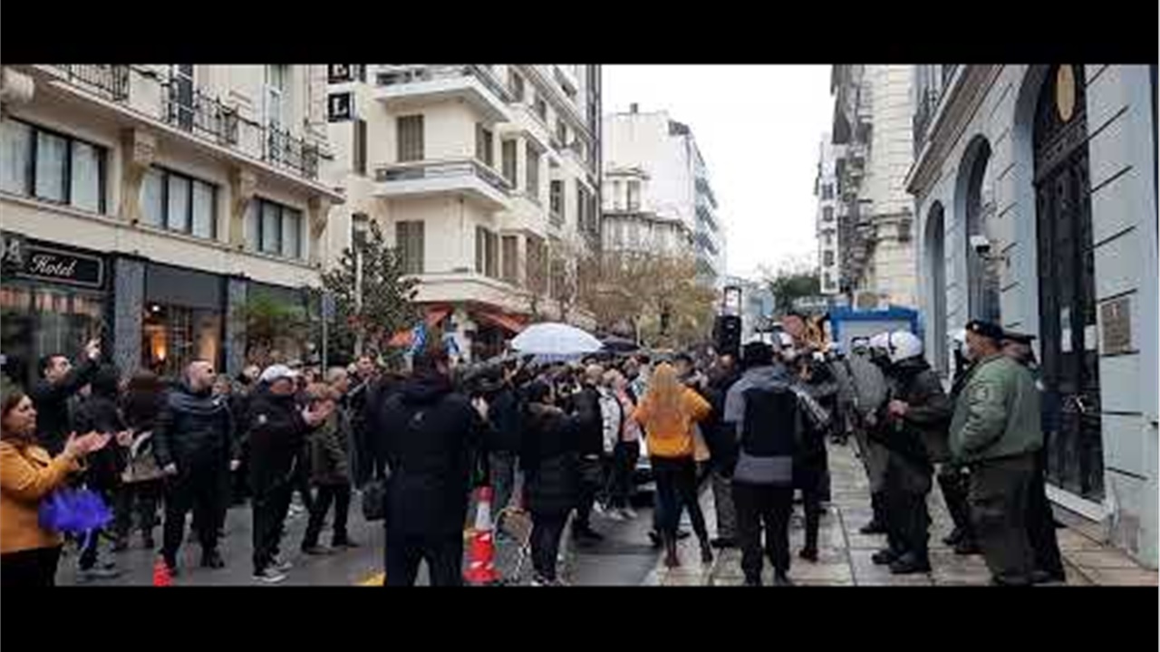 Συνθήματα για τον Τζόκοβιτς έξω από το Προξενείο της Σερβίας