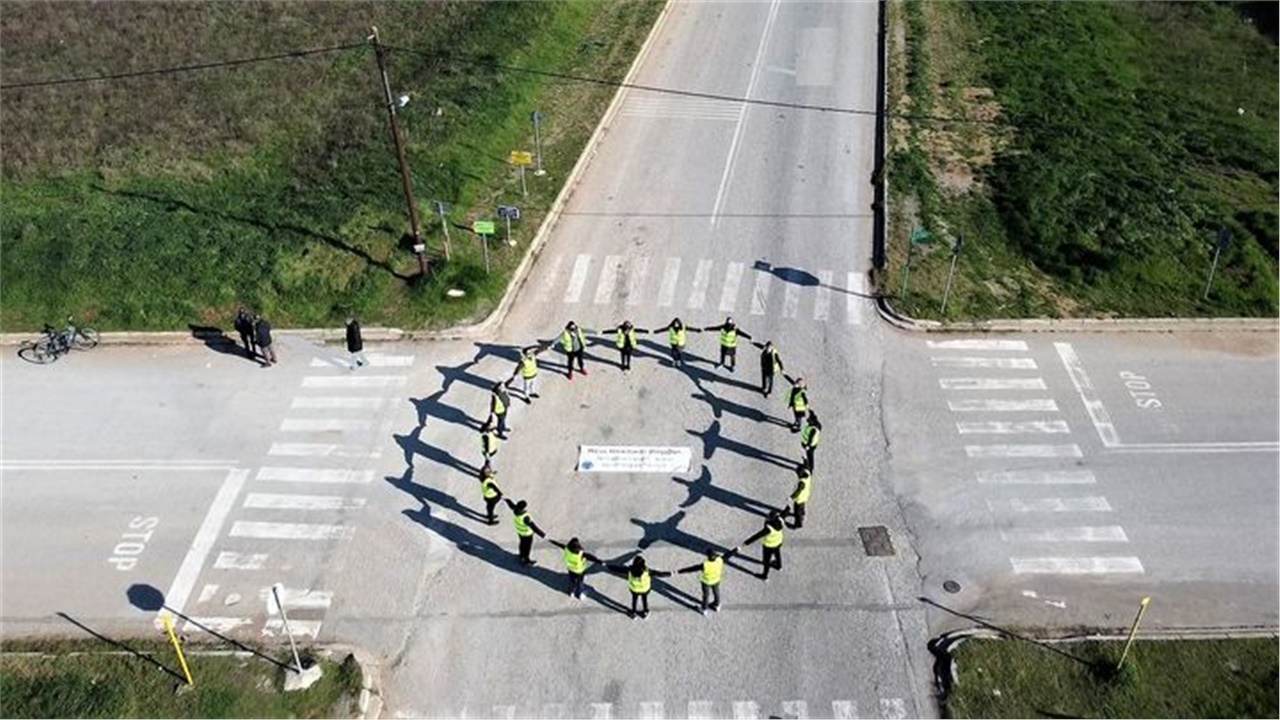 Έναν κύκλο σχημάτισαν με τα χέρια τους μέλη του Συλλόγου «ΕΠΙ...