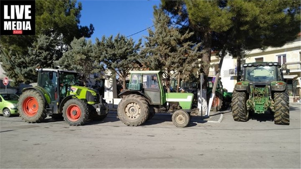 Ζεσταίνουν τις μηχανές των γεωργικών μηχανημάτων τους οι αγρότες...