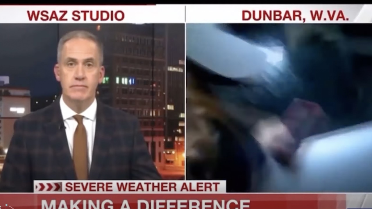 Απίστευτο περιστατικό: Αυτοκίνητο χτύπησε ρεπόρτερ στον «αέρα»...