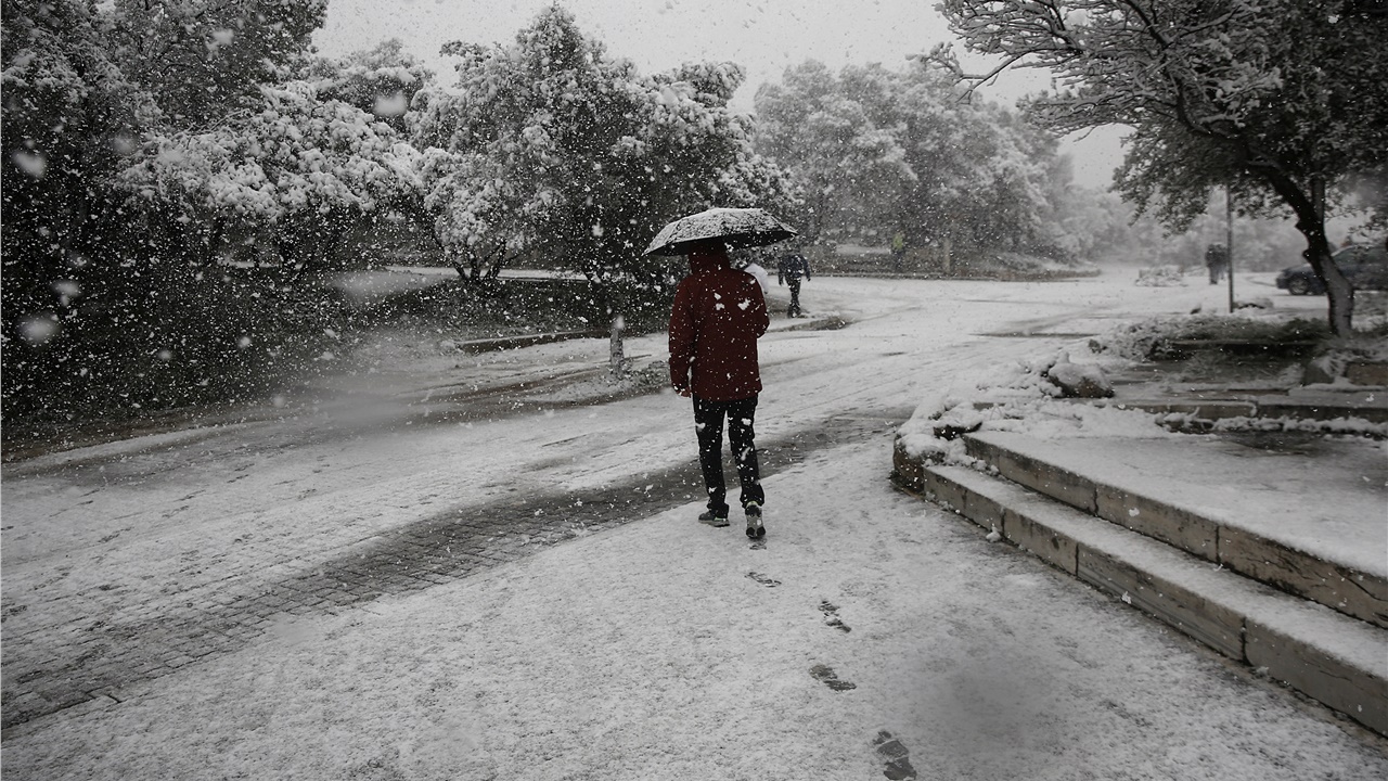 Πυκνές χιονοπτώσεις και αύριο με βαθμιαία εξασθένηση μετά το...