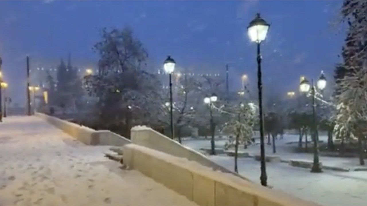 Πυκνή χιονόπτωση στην Αθήνα - Λευκό τοπίο το Σύνταγμα (Βίντεο)...