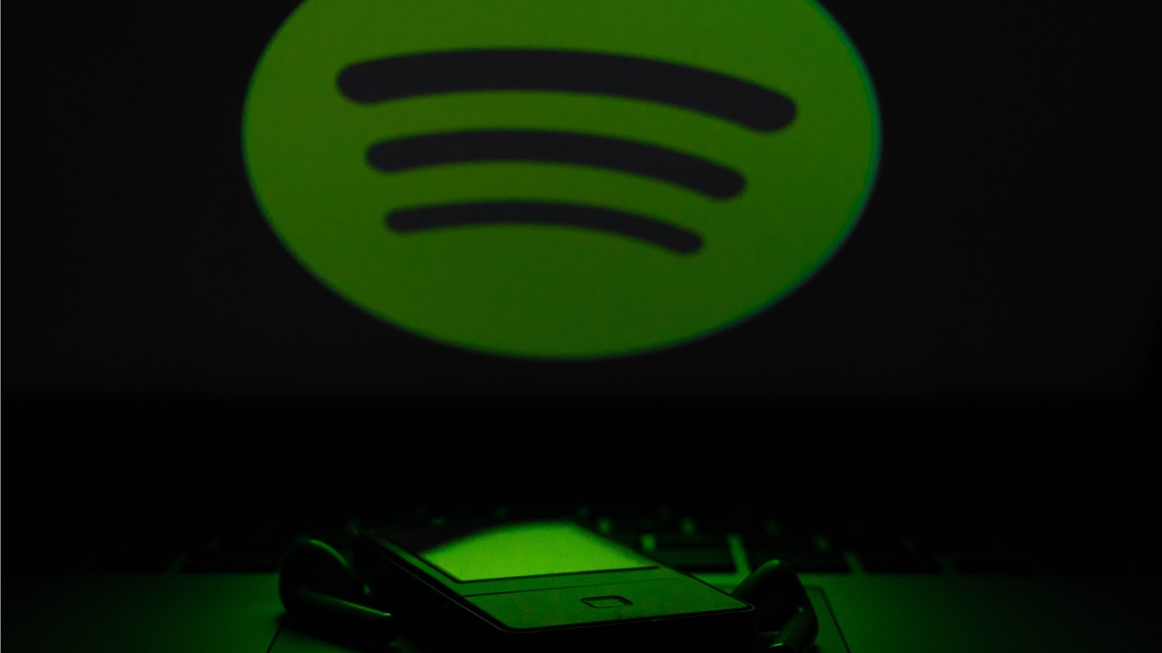 To Spotify αφαίρεσε τον κατάλογο τραγουδιών του Νιλ Γιανγκ μετά...