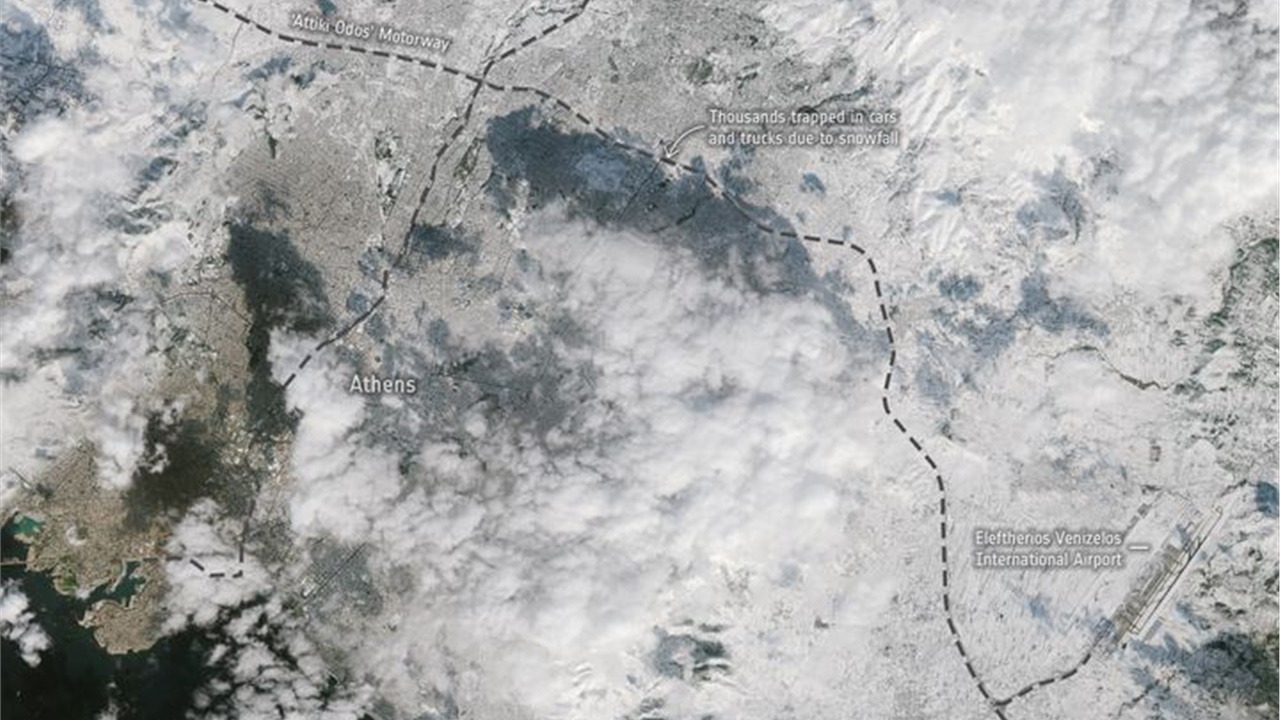 ❄️Φωτογραφία της χιονισμένης Αθήνας και της Αττικής Οδού από...