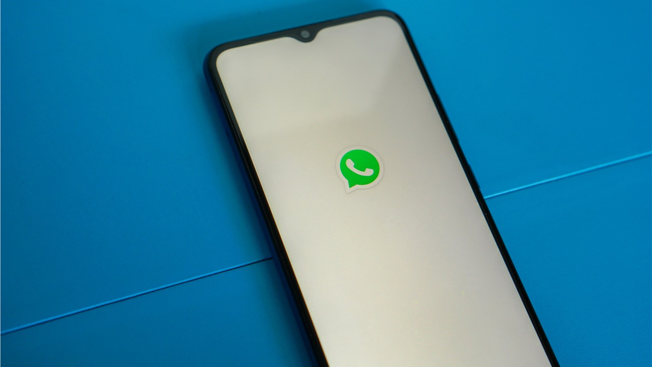 Η WhatsApp καλείται να διευκρινίσει τις πρακτικές της μετά από...