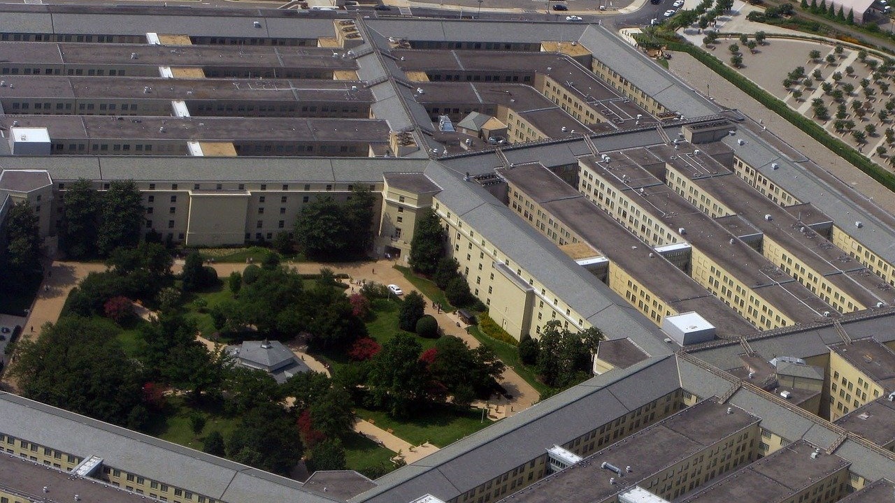 ΗΠΑ: Κατάσκοπος ή απλό μπέρδεμα; Μια κότα πιάστηκε στην προσπάθειά...