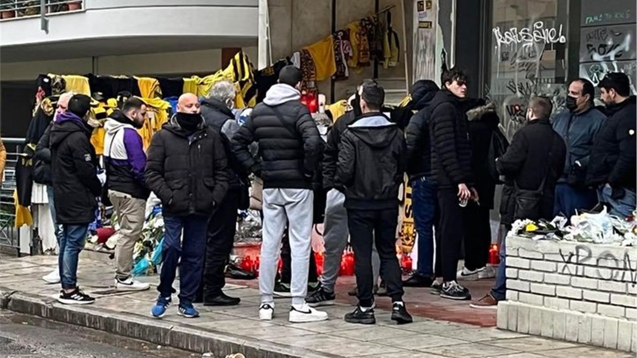 Θεσσαλονίκη - Πλήθος κόσμου, όλων των ηλικιών, περνάει συνεχώς...