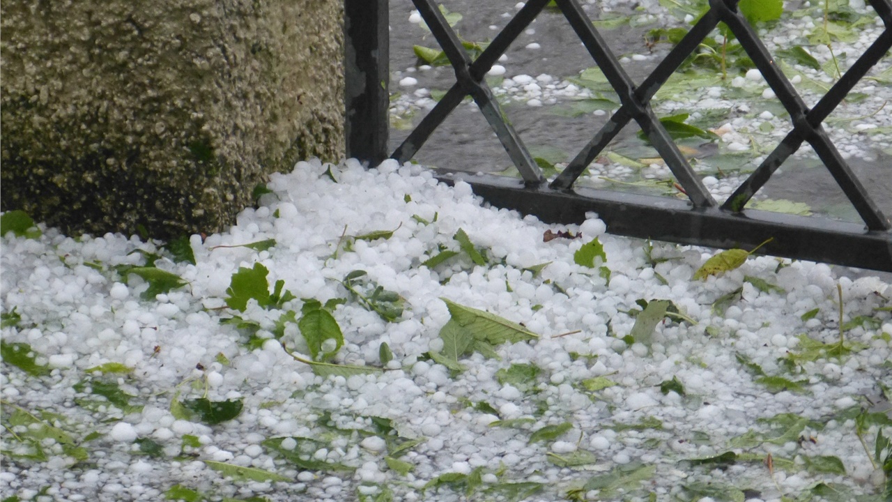 Έντονη χαλαζόπτωση στη Σαντορίνη - Δείτε βίντεο