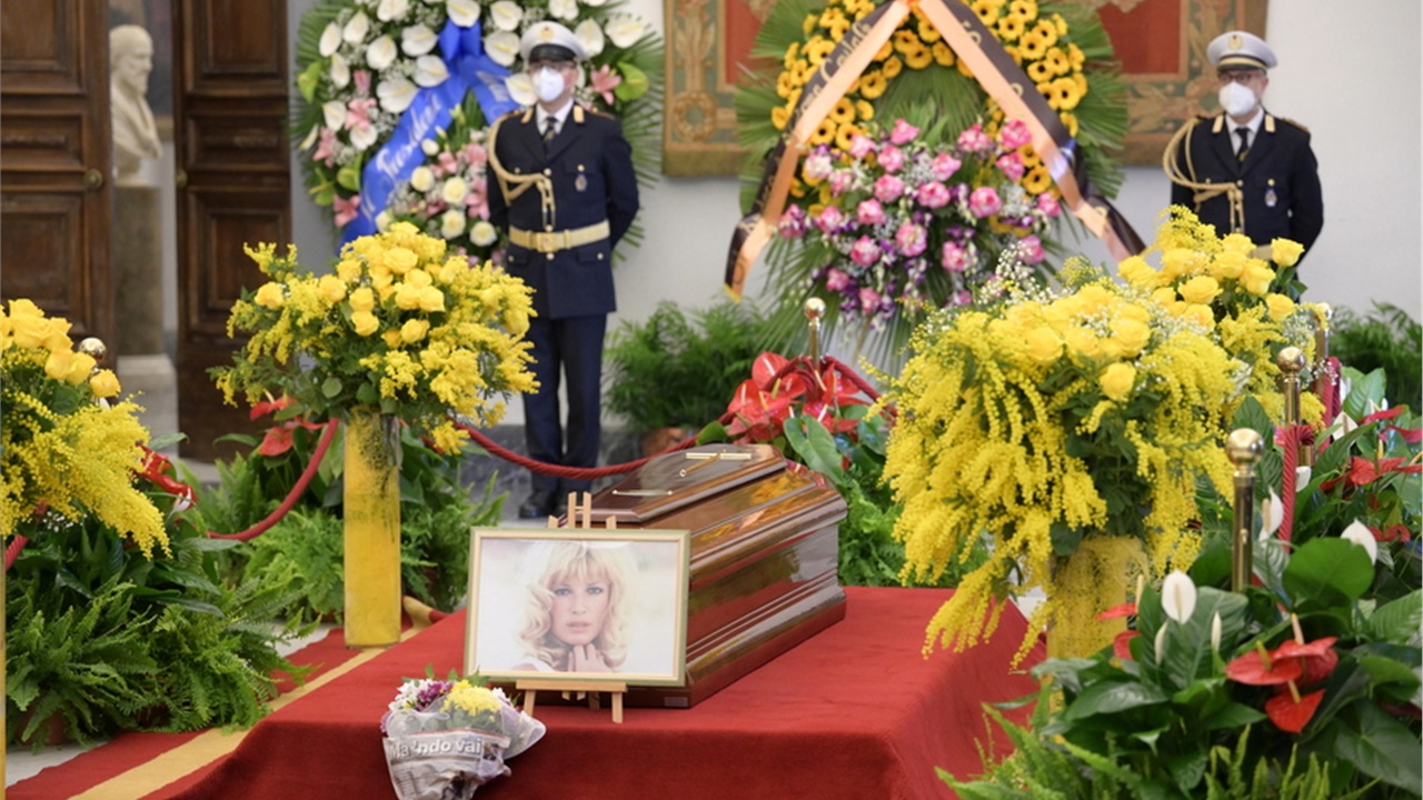 H σορός της Μόνικα Βίτι τέθηκε σε λαϊκό προσκύνημα, στο δημαρχιακό...