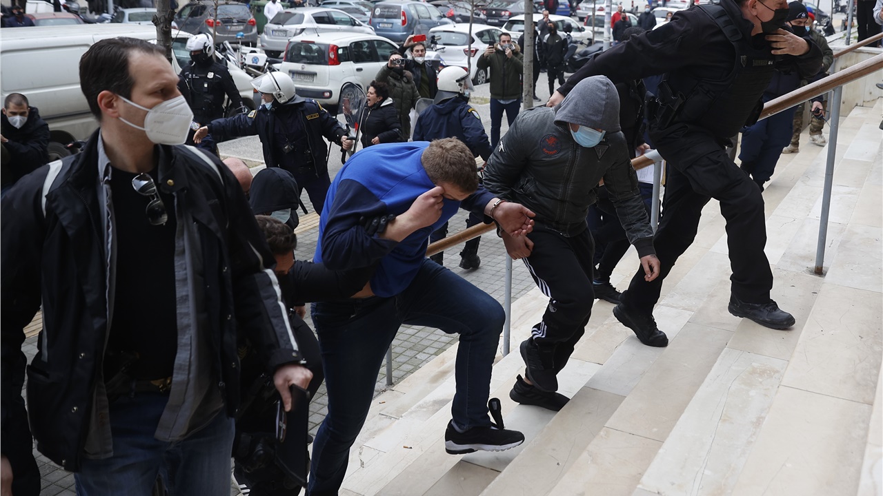 Θεσσαλονίκη: Υπό έντονες αποδοκιμασίες έφτασαν στα Δικαστήρια...