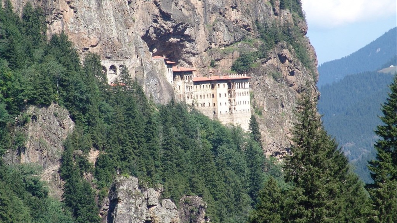 ΥΠΕΞ: Προσβλητικές εικόνες βεβήλωσης της Ιστορικής Μονής Παναγίας...