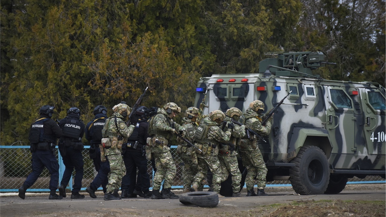 Ουκρανία: Δύο στρατιώτες σκοτώθηκαν, 12 τραυματίστηκαν από βομβαρδισμούς...