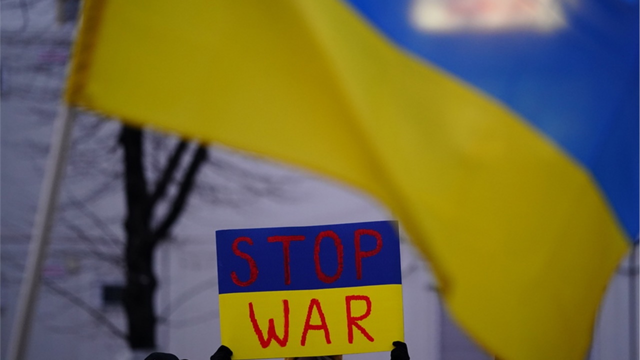 Εταιρίες αναστέλλουν τη λειτουργία τους στην Ουκρανία ενώ η Ρωσία...