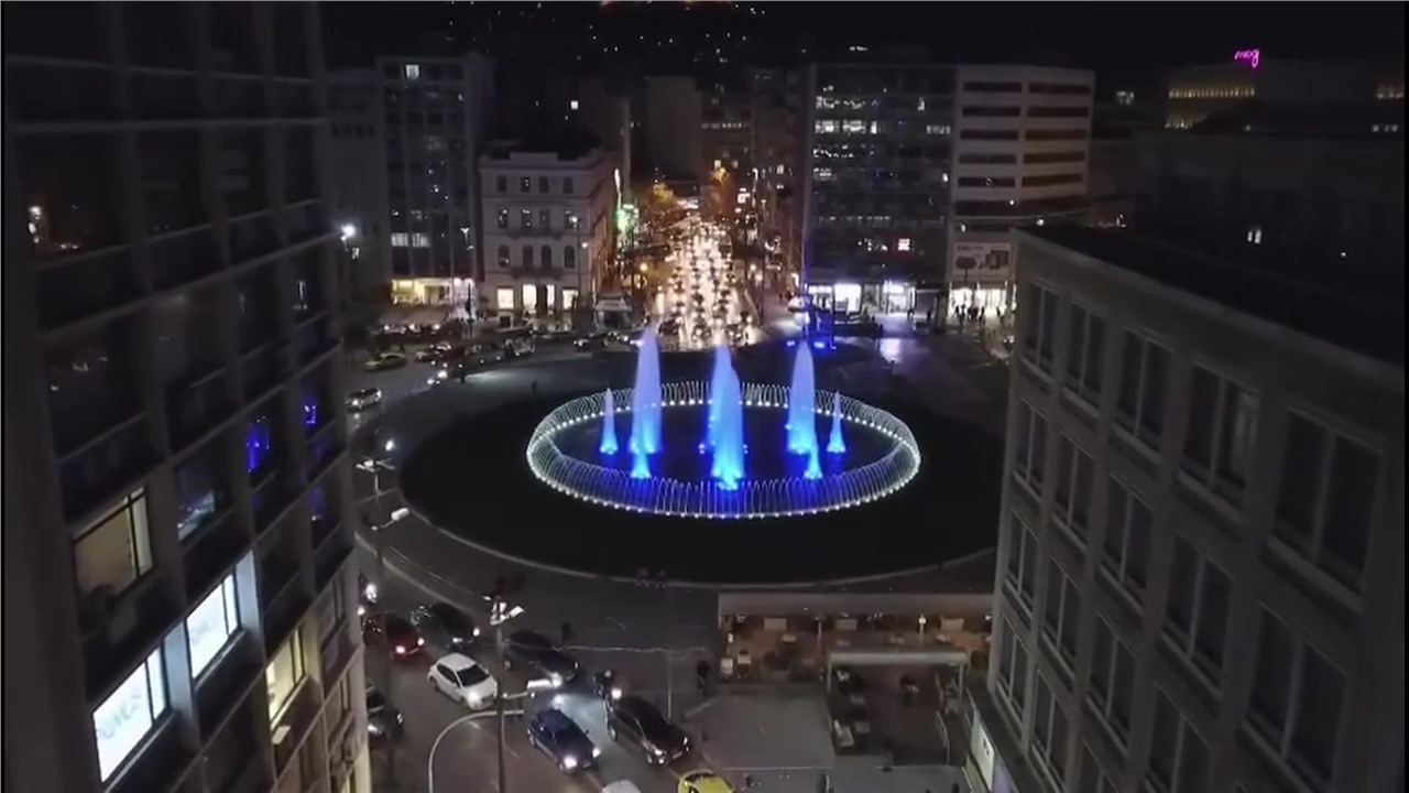 25η Μαρτίου 2022 - Στα γαλανόλευκα «ντύθηκε» το συντριβάνι της