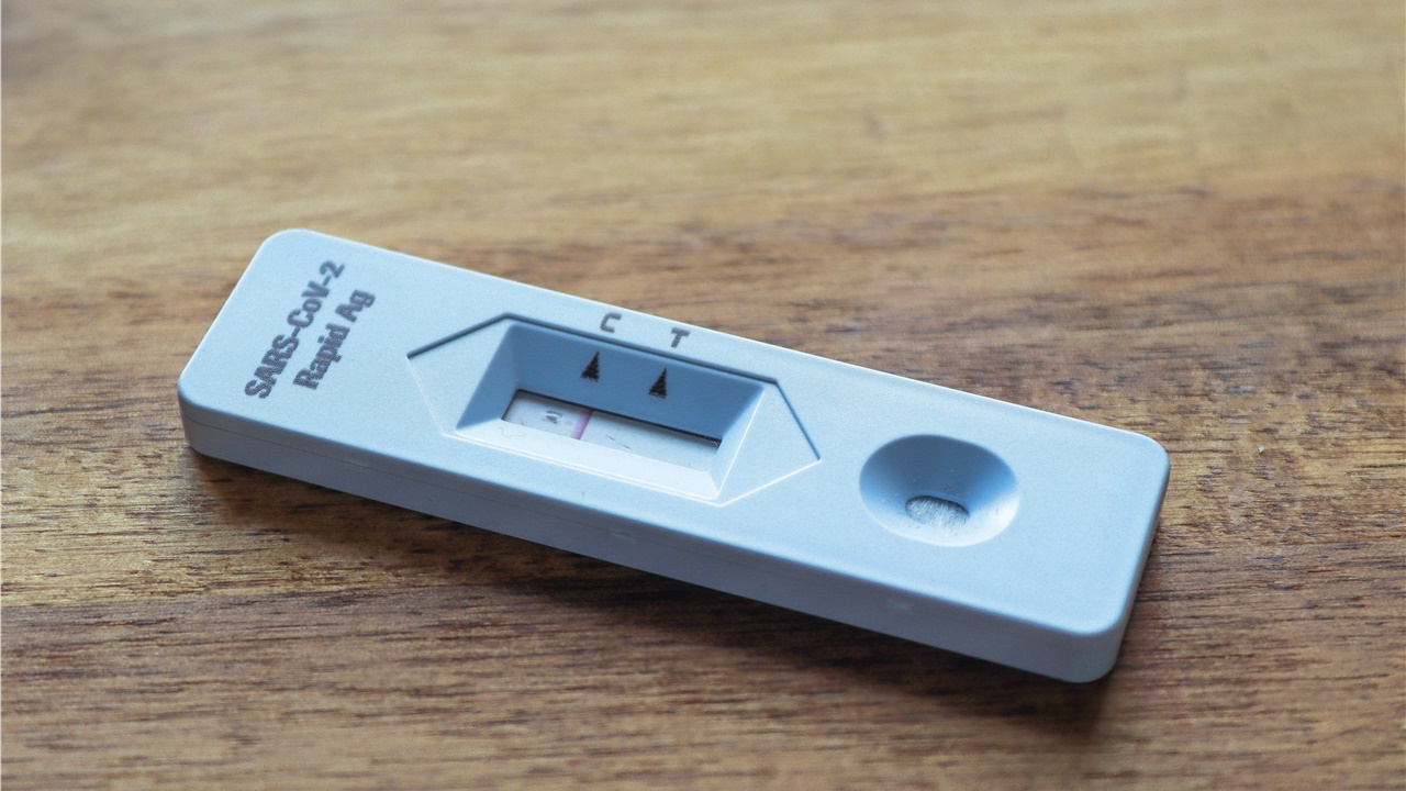 Από σήμερα η διάθεση self-test για μαθητές και εμβολιασμένους...