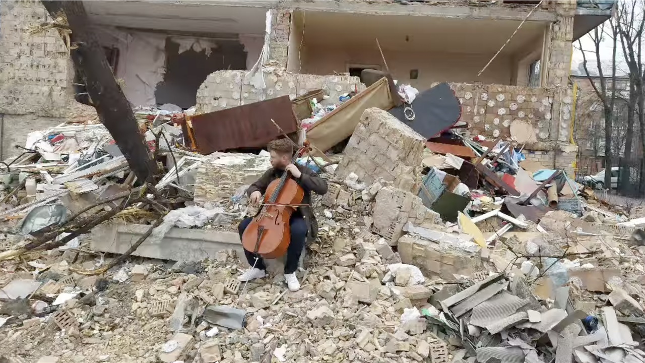Πόλεμος στην Ουκρανία: Οδοιπορικό ανάμεσα στα ερείπια (Βίντεο)