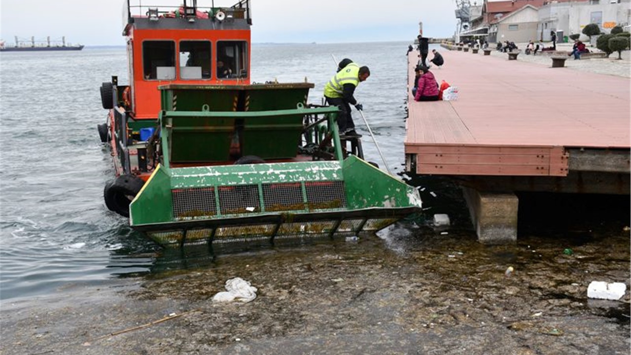 Ξεκίνησε ο καθαρισμός του Θερμαϊκού από την περιοχή του Α΄ Προβλήτα...