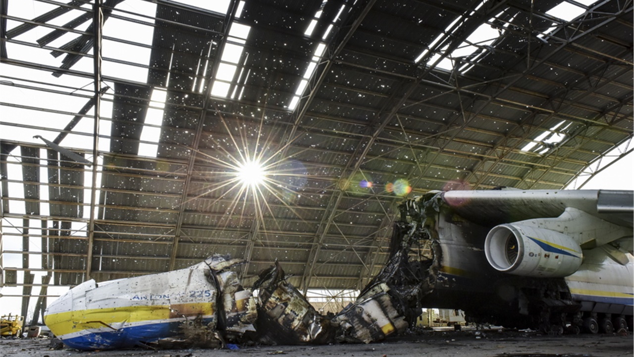 Ουκρανία: Συντρίμμια το μεγαλύτερο αεροπλάνο στον κόσμο Antonov...