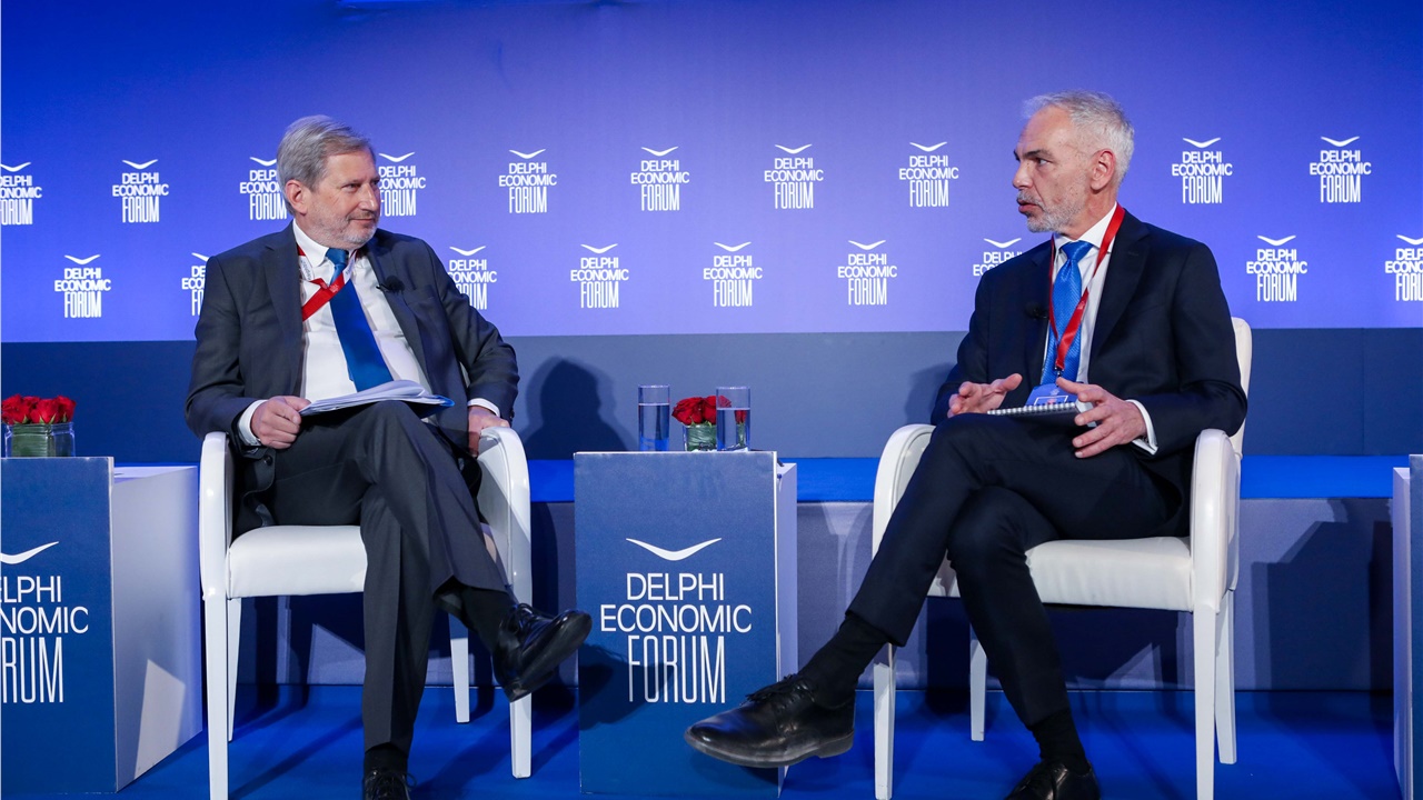 Johannes Hahn: Σήμερα εκταμιεύτηκαν τα πρώτα 3,55 δισεκ. προς...