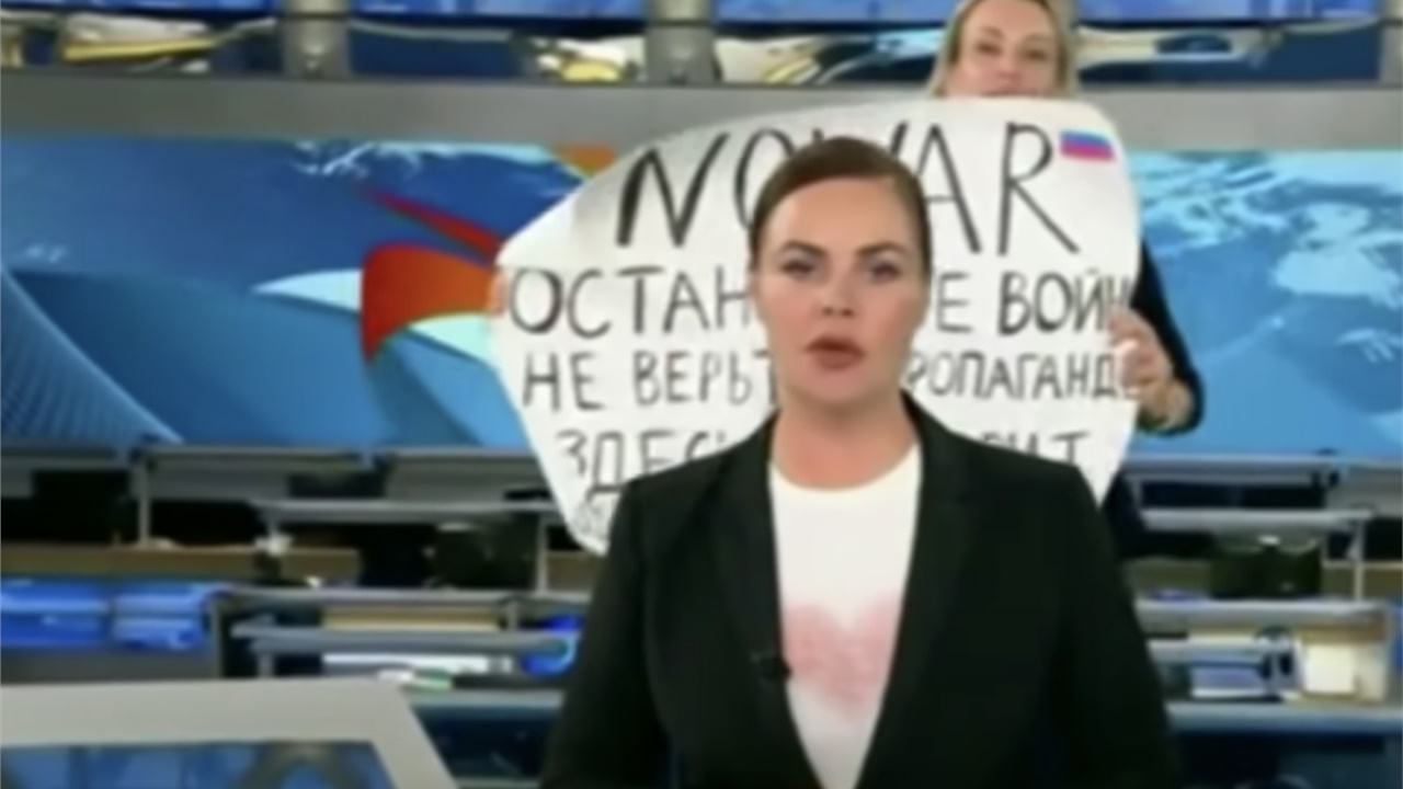 Η ρωσίδα δημοσιογράφος, που έκανε αντιπολεμική διαμαρτυρία στην...